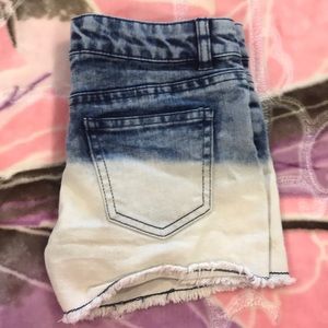 Ombré shorts form blue to white